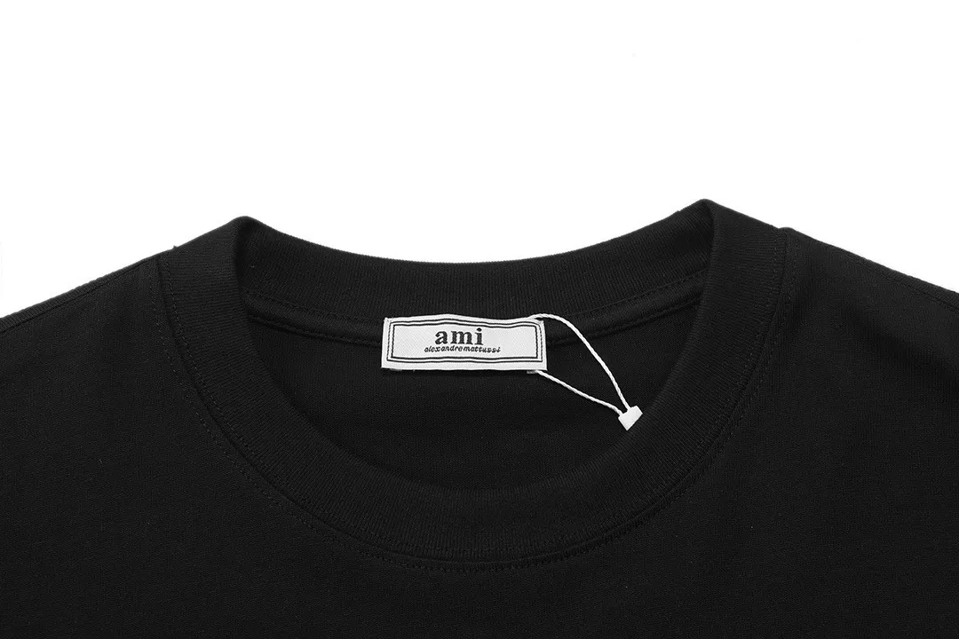 AMI PARIS 2026New Arrival Official website Same Style Imported machine high-density embroidered love letters logo Men and women Same Style short-sleeved T-shirt ·Customized 300 grams of 100% double yarn pure cotton fabric ·Dyeing of 32 double-strand threads ·Collar label, hangtag, main mark and three labels complete Color: Black Size: XS S M L